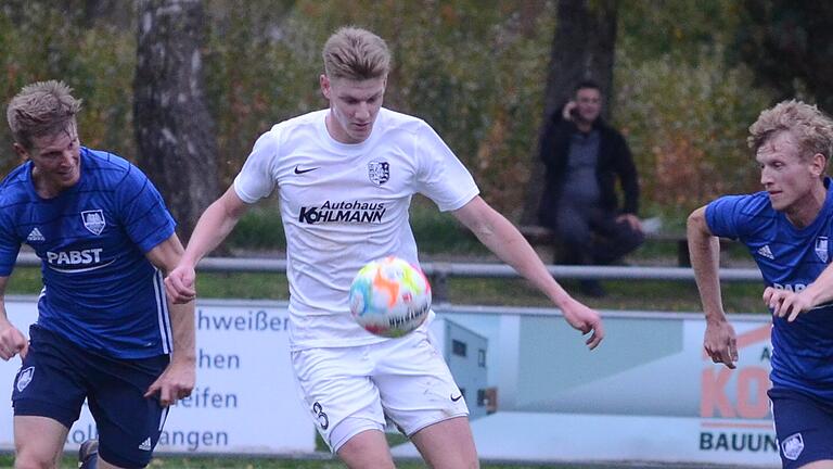 Adrian Winter (Mitte, Archivbild) ist einer der Kandidaten für den vakanten Innenverteidigerposten beim TSV Karlburg. Adrian Winter (Mitte, Archivbild) ist einer der Kandidaten für den vakanten Innenverteidigerposten beim TSV Karlburg.