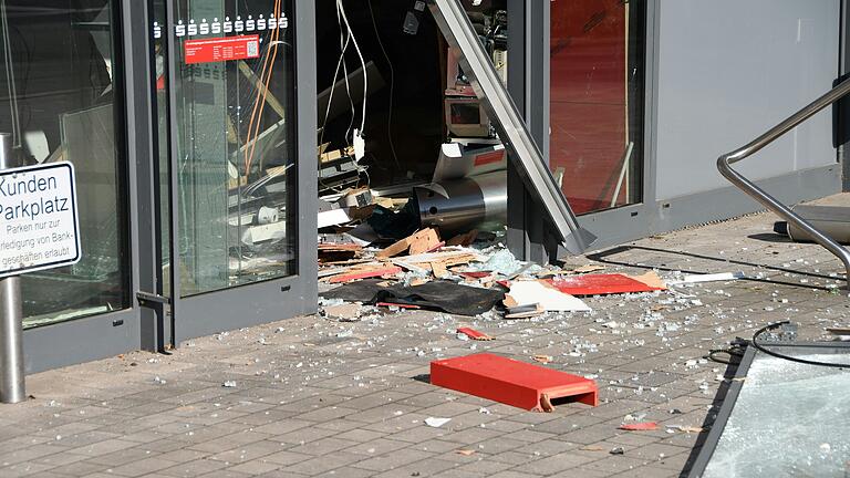 Im Lohrer Ortsteil Sendelbach wurde am frühen Dienstagmorgen der Geldautomat in der Sparkassen-Filiale gesprengt.