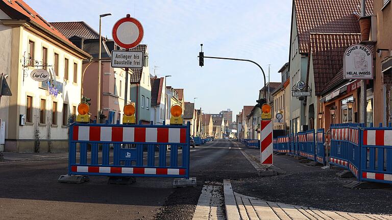 Die Oberndorfer Hauptstraße bleibt noch bis Juni 2025 für den Verkehr gesperrt. Die Oberndorfer Hauptstraße bleibt noch bis Juni 2025 für den Verkehr gesperrt.