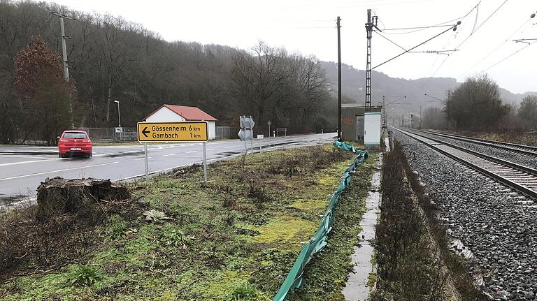 Nur das kastenförmige Häuschen und der Baumstumpf (links) stehen heute noch an derselben Stelle wie früher. Dazwischen war der Bahnhof. Nur das kastenförmige Häuschen und der Baumstumpf (links) stehen heute noch an derselben Stelle wie früher. Dazwischen war der Bahnhof.