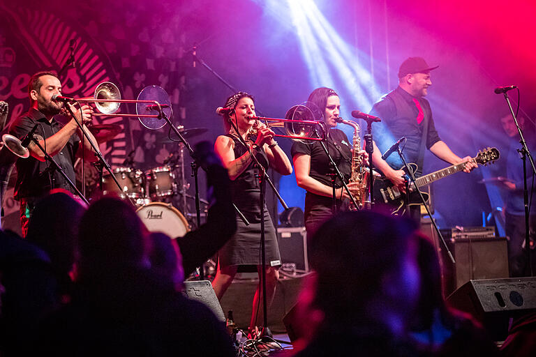 Hier sind es die 'Queens of Everything', die dem Publikum beim Rambazamba-Festival einheizen. Hier sind es die 'Queens of Everything', die dem Publikum beim Rambazamba-Festival einheizen. 