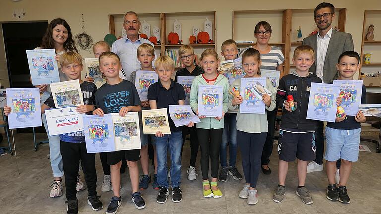 Die stolzen Preisträgerinnen und Preisträger der Freiherr-von-Zobel-Schule in Großrinderfeld mit Dr. Michael Lippert (hinten links) vom Jugendamt des Main-Tauber-Kreises, der die Preisübergaben mit den Schulen koordiniert. Die stolzen Preisträgerinnen und Preisträger der Freiherr-von-Zobel-Schule in Großrinderfeld mit Dr. Michael Lippert (hinten links) vom Jugendamt des Main-Tauber-Kreises, der die Preisübergaben mit den Schulen koordiniert.
