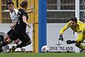 Antizipiert aufmerksam das Spielgeschehen und packt zu: FC-05-Schlussmann Nico Stephan (rechts) beim Schweinfurter 2:0-Sieg in Aschaffenburg.