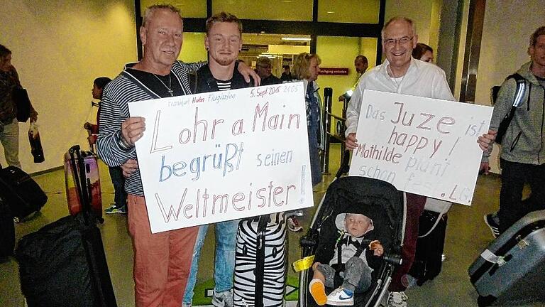 Markus Heldt, der aus Lohr stammt, sichert sich in Glasgow den Weltmeistertitel im Breakdance. Als er mit Ehefrau Christine und Söhnchen Luan am Flughafen in Frankfurt-Hahn landet, wird er von seinem Vater Gebhard Heldt und dessen Nachbarn Johann Schwind stolz begrüßt. Markus Heldt trainierte ab dem Alter von elf Jahren täglich im Lohrer Jugendzentrum und legte so die Grundlage für sein jetziges überragendes Können. Auch nun, wo er beruflich bedingt mit seiner Familie in Wertheim wohnt, hält er Kontakt und ist als Trainer fürs Juze tätig. Markus Heldt, der aus Lohr stammt, sichert sich in Glasgow den Weltmeistertitel im Breakdance. Als er mit Ehefrau Christine und Söhnchen Luan am Flughafen in Frankfurt-Hahn landet, wird er von seinem Vater Gebhard Heldt und dessen Nachbarn Johann Schwind stolz begrüßt. Markus Heldt trainierte ab dem Alter von elf Jahren täglich im Lohrer Jugendzentrum und legte so die Grundlage für sein jetziges überragendes Können. Auch nun, wo er beruflich bedingt mit seiner Familie in Wertheim wohnt, hält er Kontakt und ist als Trainer fürs Juze tätig.