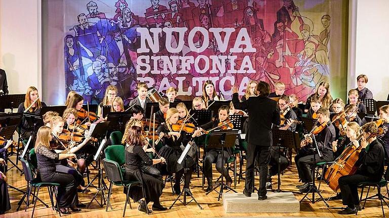 Lettisches Sinfonieorchester gastiert in Gräfendorf - Das sinfonische Jugendorchester aus Kekava, südlich von Riga in Lettland, besucht mit 40 Musikerinnen und Musikern zum zweiten Mal nach 2013 den Landkreis Main-Spessart und ist zu Gast in Gräfendorf. Die Jugendlichen zwischen zwölf und 18 Jahren kommen am Freitag, 21. Juli, an, geben am Samstag, 22. Juli, um 19 Uhr beim Saale-Musicum in Michelau ein Konzert, und gestalten den Gottesdienst am Sonntag, 23. Juli, um 9 Uhr in der Gräfendorfer Schutzengelkirche musikalisch. Zudem geben sie ein Konzert beim internationalen Jugendmusikfestival am Sonntag, 23. Juli, um 16 Uhr in der Turnhalle Gräfendorf. Weitere Mitwirkende am Sonntag sind ein tschechischer Mädchenchor, der Musik- und Gesangverein Erlenbach, das Jugendorchester des Musikvereins Ruppertshütten und der Musikverein Gräfendorf. Foto: Kekava Orchester Lettisches Sinfonieorchester gastiert in Gräfendorf - Das sinfonische Jugendorchester aus Kekava, südlich von Riga in Lettland, besucht mit 40 Musikerinnen und Musikern zum zweiten Mal nach 2013 den Landkreis Main-Spessart und ist zu Gast in Gräfendorf. Die Jugendlichen zwischen zwölf und 18 Jahren kommen am Freitag, 21. Juli, an, geben am Samstag, 22. Juli, um 19 Uhr beim Saale-Musicum in Michelau ein Konzert, und gestalten den Gottesdienst am Sonntag, 23. Juli, um 9 Uhr in der Gräfendorfer Schutzengelkirche musikalisch. Zudem geben sie ein Konzert beim internationalen Jugendmusikfestival am Sonntag, 23. Juli, um 16 Uhr in der Turnhalle Gräfendorf. Weitere Mitwirkende am Sonntag sind ein tschechischer Mädchenchor, der Musik- und Gesangverein Erlenbach, das Jugendorchester des Musikvereins Ruppertshütten und der Musikverein Gräfendorf. Foto: Kekava Orchester