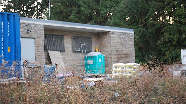So sieht es derzeit am Hochbehälter in Zellingen (Lkr. Main-Spessart) aus: Die Bauarbeiten sollten seit März abgeschlossen sein, dauern aber noch an. So sieht es derzeit am Hochbehälter in Zellingen (Lkr. Main-Spessart) aus: Die Bauarbeiten sollten seit März abgeschlossen sein, dauern aber noch an.