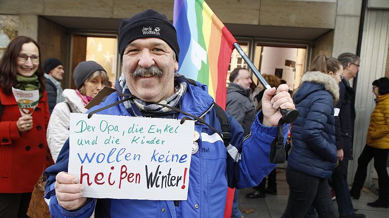 Ein Großvater engagiert sich voller Stolz bei Fridays for Future in Schweinfurt. Ein Großvater engagiert sich voller Stolz bei Fridays for Future in Schweinfurt. 
