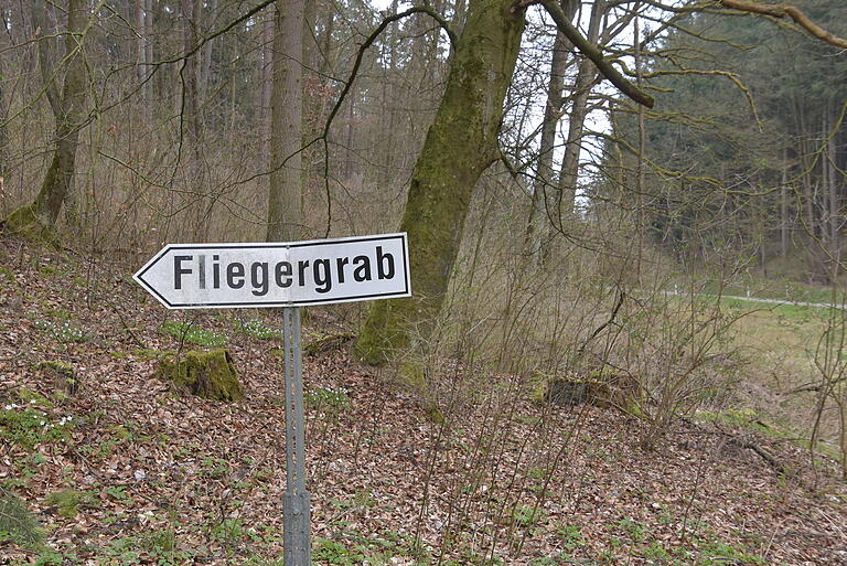 Ein Hinweisschild auf dem Weg von Zimmern nach Kützbrunn weist den Weg zum Waldgrab des Fliegers Karl Göller. Ein Hinweisschild auf dem Weg von Zimmern nach Kützbrunn weist den Weg zum Waldgrab des Fliegers Karl Göller.
