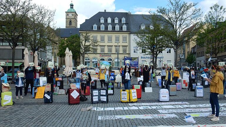 Hilfen sofort und ohne Rückzahlung forderten 50 Vertreter der Reisebüros auf dem Marktplatz. Hilfen sofort und ohne Rückzahlung forderten 50 Vertreter der Reisebüros auf dem Marktplatz.