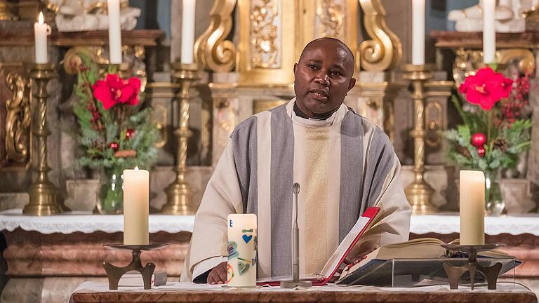 Große Aufregung gab es in der katholischen Kirche St. Wolfgang in Hausen nach der Weihnachtspredigt von Priester Dunstan Asiimwe. Der katholische Priester hatte am 2. Weihnachtsfeiertag gleichgeschlechtliche Beziehungen als 'Bedrohung für Familien' bezeichnet. Am Mittwoch hat sich Father Dunstan Asiimwe im Gottesdienst bei seiner Gemeinde nun entschuldigt. Große Aufregung gab es in der katholischen Kirche St. Wolfgang in Hausen nach der Weihnachtspredigt von Priester Dunstan Asiimwe. Der katholische Priester hatte am 2. Weihnachtsfeiertag gleichgeschlechtliche Beziehungen als 'Bedrohung für Familien' bezeichnet. Am Mittwoch hat sich Father Dunstan Asiimwe im Gottesdienst bei seiner Gemeinde nun entschuldigt. 