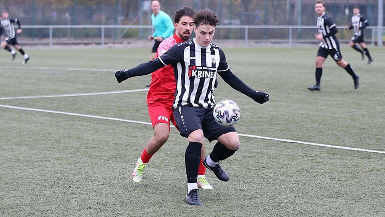 Mühten sich vergeblich: Der FC Sand um Tobias Burger (vorne) fing sich gegen Vatan Spor Aschaffenburg (hinten Emre Uyanik) letztlich fünf Gegentreffer. Mühten sich vergeblich: Der FC Sand um Tobias Burger (vorne) fing sich gegen Vatan Spor Aschaffenburg (hinten Emre Uyanik) letztlich fünf Gegentreffer.