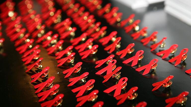 Aids-Schleifen       -  Die Zahl der HIV-Diagnosen steigt.