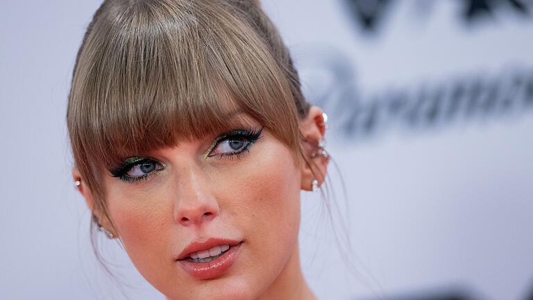 Taylor Swift bei der Verleihung der MTV Europe Music Awards 2022       -  Für Taylor Swift ist die Zahl 13 eine Glückszahl.