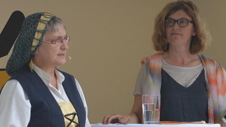 Die Lutherin (Christine Falk) wird von Evelin Göbel zu ihrem Leben mit dem Reformator befragt.