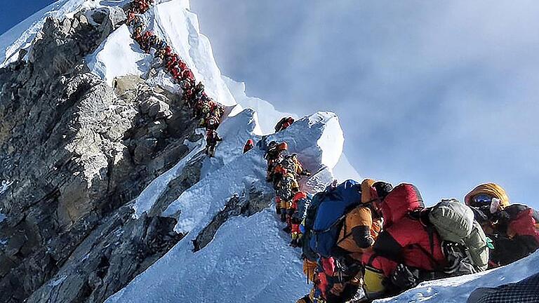 NEPAL-MOUNTAINEERING-EVEREST       -  _