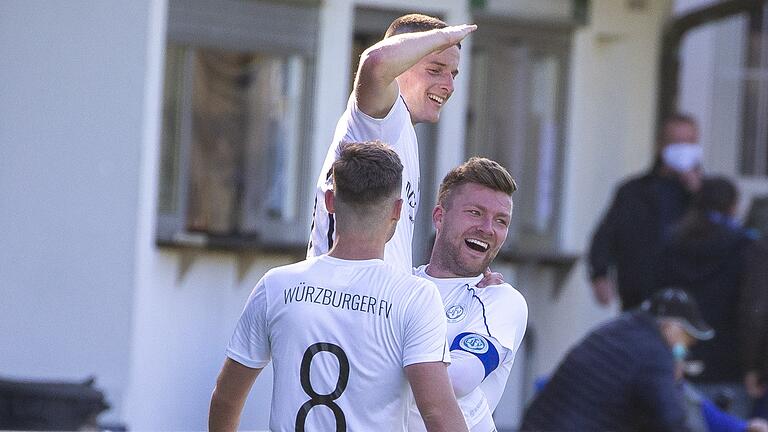 Jubel beim Würzburger FV: Fabio Bozesan (links) und David Drösler (rechts) freuen sich mit Doppel-Torschütze Dennie Michel (Mitte). Der WFV siegte 3:2 gegen den TSV Großbardorf. Jubel beim Würzburger FV: Fabio Bozesan (links) und David Drösler (rechts) freuen sich mit Doppel-Torschütze Dennie Michel (Mitte). Der WFV siegte 3:2 gegen den TSV Großbardorf.