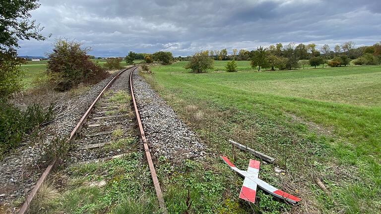 Kann die Steigerwaldbahn reaktiviert werden? Ein Gutachten der Bayerischen Eisenbahn-Gesellschaft hat gemäß den geltenden Regeln zu wenig potenzielle Fahrgäste ermittelt. Doch die Zweifel am Gutachten bleiben, insbesondere beim Grünen-Landtagsabgeordneten Paul Knoblach. Kann die Steigerwaldbahn reaktiviert werden? Ein Gutachten der Bayerischen Eisenbahn-Gesellschaft hat gemäß den geltenden Regeln zu wenig potenzielle Fahrgäste ermittelt. Doch die Zweifel am Gutachten bleiben, insbesondere beim Grünen-Landtagsabgeordneten Paul Knoblach.