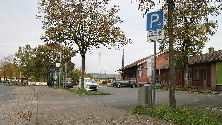 Der Platz unmittelbar vor der Skatehalle könnte bald deutlich mehr Aufenthaltsqualität bieten. Eine große Bike-and-Ride-Anlage sowie Grünflächen sollen zum Verweilen einladen. Weiter hinten Richtung Eußenheimer Straße könnte ein Busbahnhof entstehen. Der Platz unmittelbar vor der Skatehalle könnte bald deutlich mehr Aufenthaltsqualität bieten. Eine große Bike-and-Ride-Anlage sowie Grünflächen sollen zum Verweilen einladen. Weiter hinten Richtung Eußenheimer Straße könnte ein Busbahnhof entstehen. 