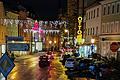 Die Kitzinger Kaiserstraße bei Nacht: Auch wenn mit dem Umbau ein Teil des Verkehrs verschwinden soll, klar ist: 'Das Auto wird seinen Platz haben.'