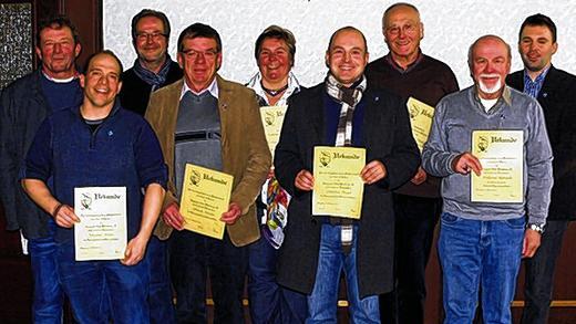 Langjährige Treue zum Verein: Der Flugsportclub hat zahlreiche Mitglieder geehrt. Neun von ihnen stellten sich zum Gruppenbild. Langjährige Treue zum Verein: Der Flugsportclub hat zahlreiche Mitglieder geehrt. Neun von ihnen stellten sich zum Gruppenbild.