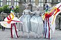 Paradiesvögel: Die Gruppe &bdquo;Gagé Hochstelzenlauf&ldquo; in ihren phantasievollen Kostümen zauberten reizvolle Farbtupfer in den Weikersheimer Schlosspark.