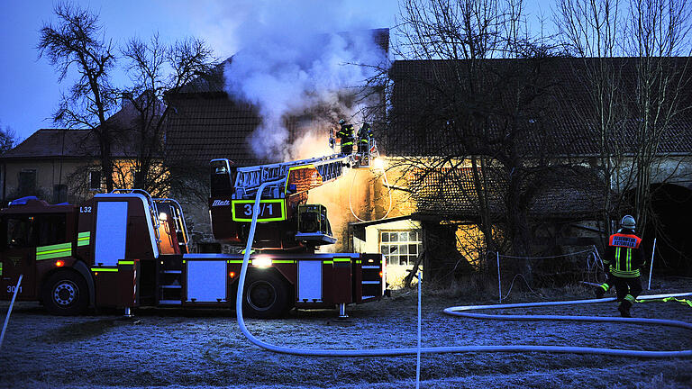 Löscharbeiten beim Brand in der Kartause Estenfeld am 20. Februar. Foto: Angie Wolf Löscharbeiten beim Brand in der Kartause Estenfeld am 20. Februar. Foto: Angie Wolf