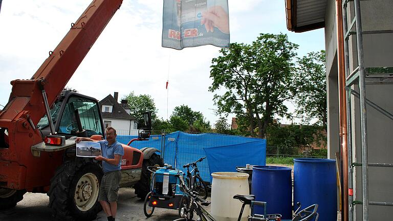Warum hängt dort ein Plakat? Es demonstriert wie hoch und wie nah wird die geplante Hauswand stehen wird, Nachbar Peter Miltenberger protestiert. Warum hängt dort ein Plakat? Es demonstriert wie hoch und wie nah wird die geplante Hauswand stehen wird, Nachbar Peter Miltenberger protestiert.