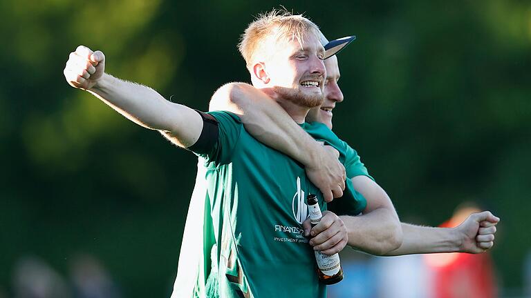 Dominik Weller (FC Thüngen) jubelt am 2. Juni 2022 nach einem Sieg über den TSV Güntersleben in Zellingen über den Kreisklassen-Aufstieg. Dominik Weller (FC Thüngen) jubelt am 2. Juni 2022 nach einem Sieg über den TSV Güntersleben in Zellingen über den Kreisklassen-Aufstieg.