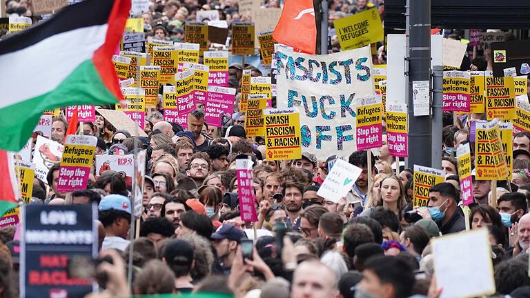 Nach Bluttat in Southport - London       -  Der Organisation Stand Up to Racism zufolge gingen im ganzen Land etwa 25.000 Menschen gegen rechte Gewalt auf die Straße. (Archivbild)