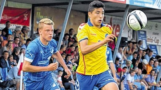 Juniorenfußball der Extraklasse: Vor großer Kulisse duellieren sich hier der Karlsruher SC und die TSG Hoffenheim (blaues Trikot) im Vorjahresfinale um den Rimini-Cup. Juniorenfußball der Extraklasse: Vor großer Kulisse duellieren sich hier der Karlsruher SC und die TSG Hoffenheim (blaues Trikot) im Vorjahresfinale um den Rimini-Cup.