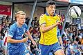 Juniorenfußball der Extraklasse: Vor großer Kulisse duellieren sich hier der Karlsruher SC und die TSG Hoffenheim (blaues Trikot) im Vorjahresfinale um den Rimini-Cup.