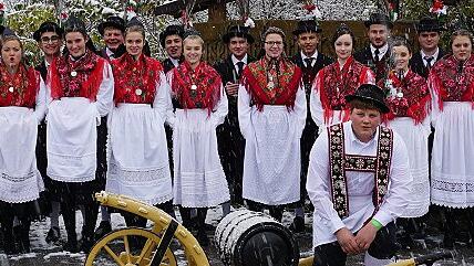 Die Haselbacher Kirchweih fand in diesem Jahr bei Schneetreiben statt. Doch die gute Laune ließ sich die Jugend nicht verderben. Die Haselbacher Kirchweih fand in diesem Jahr bei Schneetreiben statt. Doch die gute Laune ließ sich die Jugend nicht verderben.