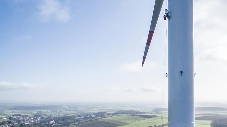 Schöner Ausblick in 139 Meter Höhe: Ein Industriekletterer säubert die Windkraftanlage im Obbacher Windpark. Schöner Ausblick in 139 Meter Höhe: Ein Industriekletterer säubert die Windkraftanlage im Obbacher Windpark.