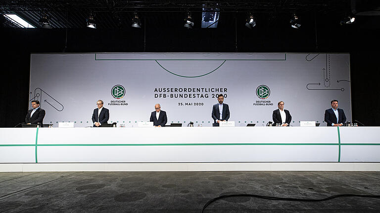Das Podium beim virtuellen DFB-Bundestag. Das Podium beim virtuellen DFB-Bundestag.