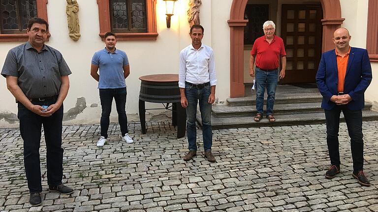 Volkachs zweiter Bürgermeister Udo Gebert (rechts) führte in der Sitzung des Ferienausschusses die neugewählten Ortssprecher ein. Ihren Ortsteil im Stadtrat vertreten nun sechs Jahre lang (von links) Hans-Jürgen Linke (Gaibach), Rene Bauer (Dimbach), Michael Sauer (Köhler) und Dieter Söllner (Krautheim). Volkachs zweiter Bürgermeister Udo Gebert (rechts) führte in der Sitzung des Ferienausschusses die neugewählten Ortssprecher ein. Ihren Ortsteil im Stadtrat vertreten nun sechs Jahre lang (von links) Hans-Jürgen Linke (Gaibach), Rene Bauer (Dimbach), Michael Sauer (Köhler) und Dieter Söllner (Krautheim).