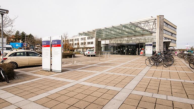 Der Eingang zum Würzburger Uniklinikum in Grombühl. Der Eingang zum Würzburger Uniklinikum in Grombühl. 