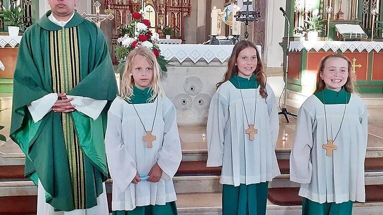 Beim Gottesdienst wurden am vergangenen Samstag neue Ministranten in der Pfarrei Saal begrüßt. Unser Bild zeig von links Pfarrer Silvester, Laya UmhöferSarah Wiener und Magdalena Dietz. Beim Gottesdienst wurden am vergangenen Samstag neue Ministranten in der Pfarrei Saal begrüßt. Unser Bild zeig von links Pfarrer Silvester, Laya UmhöferSarah Wiener und Magdalena Dietz.