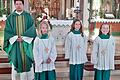 Beim Gottesdienst wurden am vergangenen Samstag neue Ministranten in der Pfarrei Saal begrüßt. Unser Bild zeig von links Pfarrer Silvester, Laya UmhöferSarah Wiener und Magdalena Dietz.