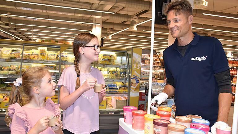 Kinder sind unbestechlich, wenn es darum geht, ob etwas schmeckt oder nicht. Mit seinem Eis scheint Christian Hartwig bei diesen beiden Mädchen einen Treffer gelandet zu haben. Kinder sind unbestechlich, wenn es darum geht, ob etwas schmeckt oder nicht. Mit seinem Eis scheint Christian Hartwig bei diesen beiden Mädchen einen Treffer gelandet zu haben.