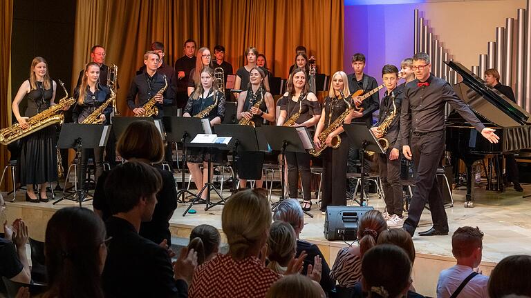 Swing und Sing hieß es beim Konzert des Celtis-Gymnasium Schweinfurt und der Popgesangsklasse der Musikschule in Schweinfurt.