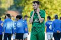 Enttäuschung nach Spielende bei Johannes Dederich vom SV Heidingsfeld. Im Hintergrund feiert die Mannschaft aus Sailauf den Einzug in die zweite Runde in der Bezirksliga-Relegation.