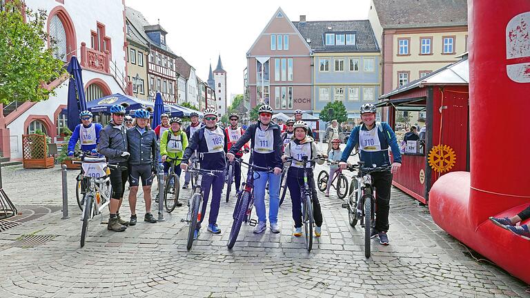 Start der 'Präsidentenrunde' war mit dem Präsidenten Jürgen Winkler, der Landrätin Sabine Sitter und dem Bürgermeister Michael Hombach auf dem Marktplatz in Karlstadt.