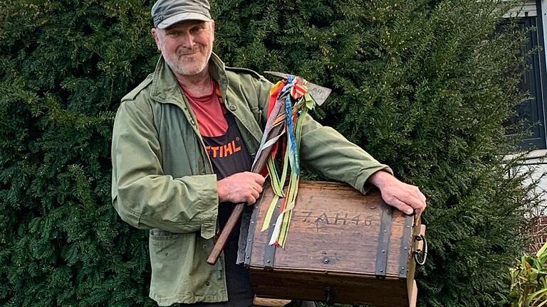 Wolfgang Lutz ist der aktuelle 'Achtherrnborchert' der Achtherrnholz-Gesellschaft Kreuzwertheim. Das Foto zeigt ihn mit den Insignien dieses Amts.