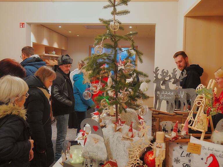 Aus Faulbach kommt Andreas Schreck (rechts in schwarz), der seine recycelten Flaschen zu Lampen umbaut und zusammen mit der Weihnachtsdeko seines Freundes Stefan Eckart aus Uissigheim anpries. Aus Faulbach kommt Andreas Schreck (rechts in schwarz), der seine recycelten Flaschen zu Lampen umbaut und zusammen mit der Weihnachtsdeko seines Freundes Stefan Eckart aus Uissigheim anpries.
