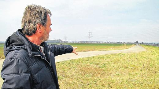 37 Jahre danach: Georg Krauß, der das tote Mädchen 1978 mit fand, am damaligen Feld- und heutigen Radweg von Kolitzheim nach Unterspiesheim. 37 Jahre danach: Georg Krauß, der das tote Mädchen 1978 mit fand, am damaligen Feld- und heutigen Radweg von Kolitzheim nach Unterspiesheim.