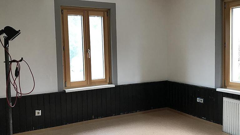 Neuer Anstrich im Jugendhaus - (kv) Jugendliche suchen ihre eigenen Orte, um von den Erwachsenen ungestört zu chillen, gemeinsam Musik zu hören, Grenzen auszutesten oder um einfach mal zu reden. „Ein seit Jahrzehnten fest etablierter Platz als Treffpunkt für Jugendliche ist unser Jugendhaus“, sagt Gerolzhofens Bürgermeister Thorsten Wozniak. „Unser Jugendhaus ist, wenngleich an wechselnden Orten, seit mehr als vier Jahrzehnten ein Raum für die Persönlichkeitsentfaltung junger Menschen auf dem Weg zum eigenen Ich.“ Jetzt hat der städtische Bauhof im Jugendhaus wieder Wände und Decken sowie das Treppenhaus auf Vordermann gebracht und weitere kleine Reparaturmaßnahmen durchgeführt, so dass dem Saisonstart nach der Sommerpause nichts mehr im Weg steht. Neuer Anstrich im Jugendhaus - (kv) Jugendliche suchen ihre eigenen Orte, um von den Erwachsenen ungestört zu chillen, gemeinsam Musik zu hören, Grenzen auszutesten oder um einfach mal zu reden. „Ein seit Jahrzehnten fest etablierter Platz als Treffpunkt für Jugendliche ist unser Jugendhaus“, sagt Gerolzhofens Bürgermeister Thorsten Wozniak. „Unser Jugendhaus ist, wenngleich an wechselnden Orten, seit mehr als vier Jahrzehnten ein Raum für die Persönlichkeitsentfaltung junger Menschen auf dem Weg zum eigenen Ich.“ Jetzt hat der städtische Bauhof im Jugendhaus wieder Wände und Decken sowie das Treppenhaus auf Vordermann gebracht und weitere kleine Reparaturmaßnahmen durchgeführt, so dass dem Saisonstart nach der Sommerpause nichts mehr im Weg steht.