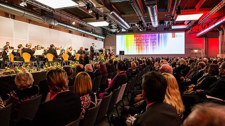 Über 900 Gäste waren der Einladung von OB Christian Schuchardt zum Benefizkonzert im Vogel Convention Center gefolgt.