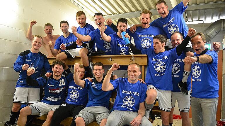 Ein Jahr nach der Vizemeisterschaft als Aufsteiger setzten sich die Michelfelder Handballer die Meisterkrone in der Bezirksoberliga auf. Sie nehmen in der nächsten Saison die Herausforderung Landesliga an. Am Erfolg waren beteiligt (hinten von links): Kai Roth, Max Pürckhauer, Lukas Möslein, Christoph Schardt, Markus Reinhart, Thorsten Holler, Jürgen Dennerlein; (vorne von links): Moritz Unser, Dominic Faustmann, Marcel Ludwig, Lukas Dennerlein, Volker Fries, Maximilian Häckner, Sebastian Holler und Harald Dennerlein. Zur Mannschaft gehören auch Physio Anika Kleinlein, Andreas Wigand, Matthias Meckelein und Janis Bardon.