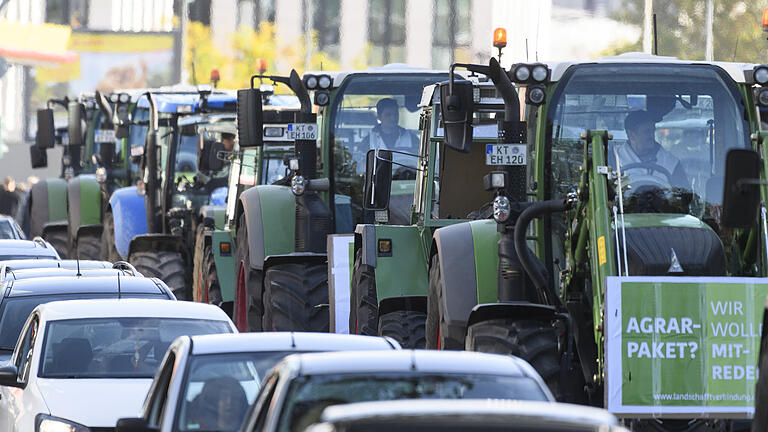 Bundesweite Demonstration der Landwirte       -  Mit Traktoren legten über 1000 Landwirte am Dienstagmorgen den Verkehr in Würzburg kurzzeitig lahm. Dabei habe man das gar nicht gewollt, sagt einer der Organisatoren.