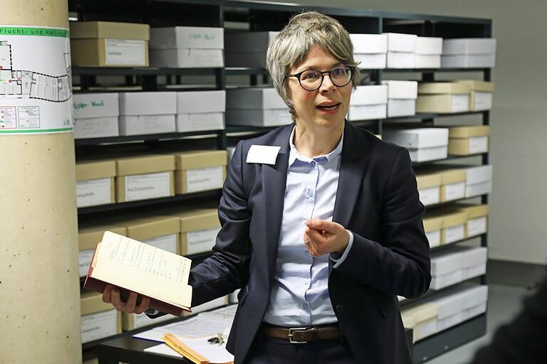 Katrin Schwarz, Leiterin von Archiv und Bibliothek des Bistums Würzburg, führte die Besucher durch die Magazine der Einrichtung. Katrin Schwarz, Leiterin von Archiv und Bibliothek des Bistums Würzburg, führte die Besucher durch die Magazine der Einrichtung.